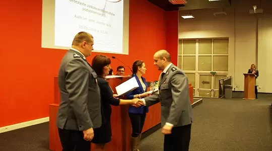 Policjanci zakończyli studia podyplomowe w UTH