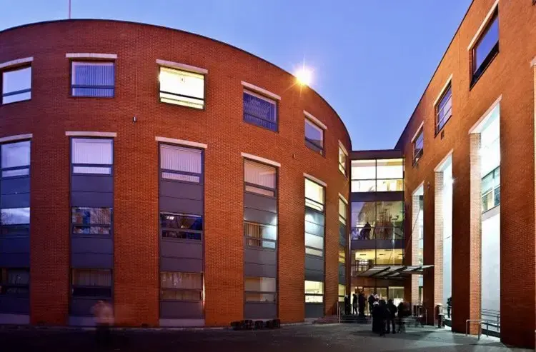 Które uczelnie w Poznaniu wymagają od kandydatów dodatkowego egzaminu i z czego?