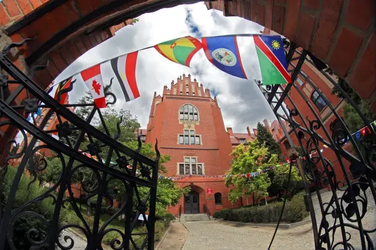 Uczelnie uniwersyteckie i specjalistyczne