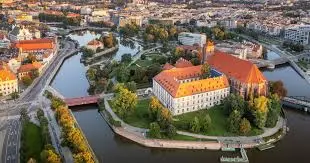 Co warto uwzględnić przy analizie opinii o wrocławskich uczelniach?