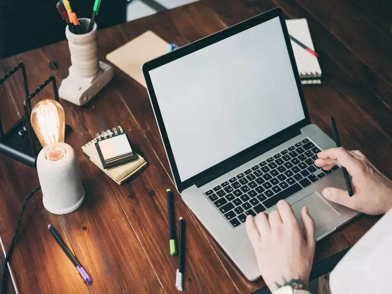 Laptop 2 w 1 – urządzenie przydatne na co dzień!