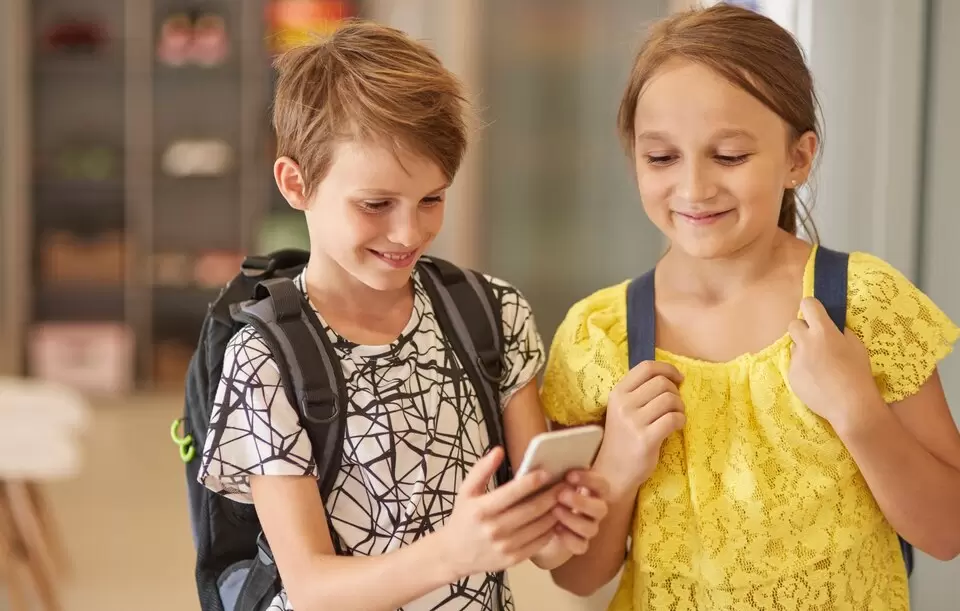 Zakaz telefonów we włoskich szkołach - czy Polska powinna wprowadzić podobne ograniczenia?
