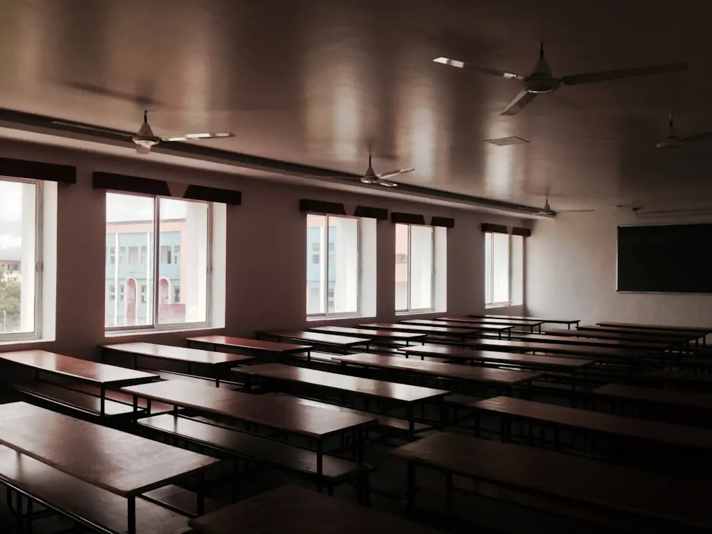 Nowoczesne wyposażenie sal wykładowych – jak uczelnie mogą podnieść prestiż i komfort zajęć?