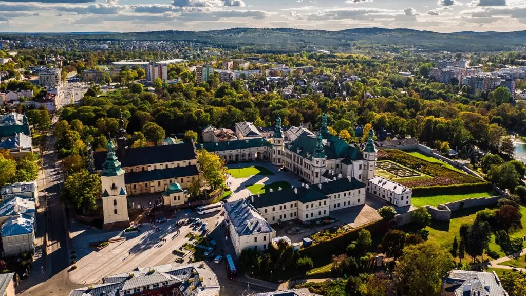 Co sprawdzić, analizując opinie o uczelniach w Kielcach?