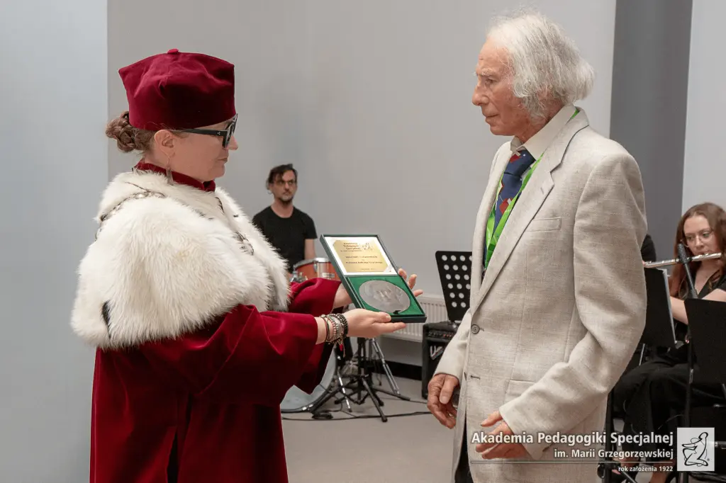 Święto APS: Medal dla prof. Andrzeja Giryńskiego, Okulary dla zespołu „Mazowiacy”