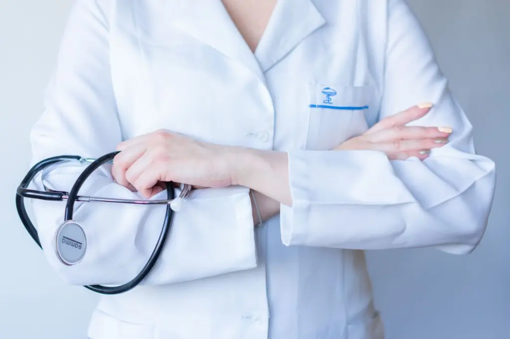 Praca w ochronie zdrowia – jakie wykształcenie warto zdobyć?