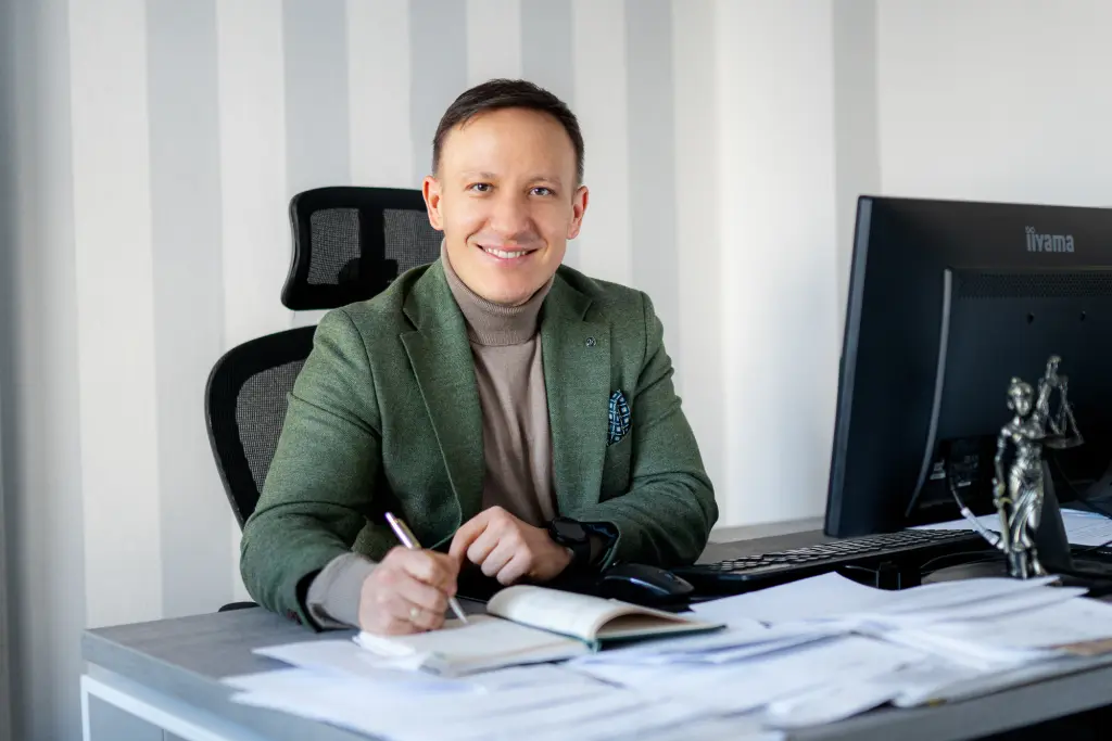 Upadłość konsumencka a praca: czy syndyk zabierze Ci całą pensję?