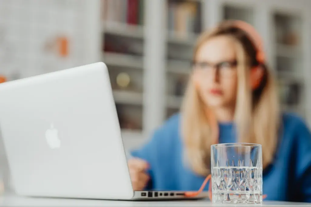 Czy kurs online faktycznie przygotowuje do pracy z osobą niesamodzielną?