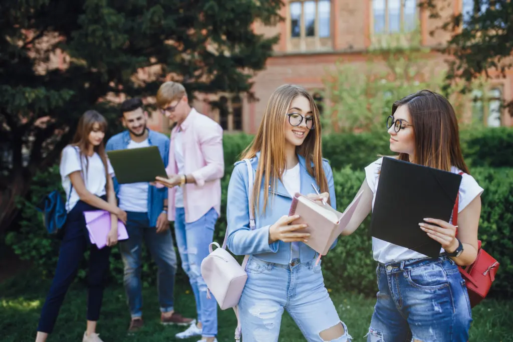 Dlaczego poziom angielskiego ma znaczenie na studiach, Erasmusie i w rekrutacji zagranicznej