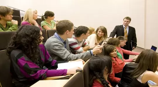 Nie musisz czekać do października, zacznij studia już w lutym – zimowa rekrutacja w SGH!