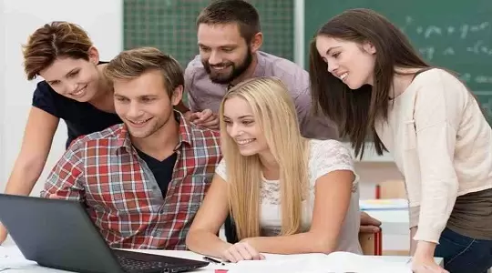 Jak z sukcesem funkcjonować na rynku pracy