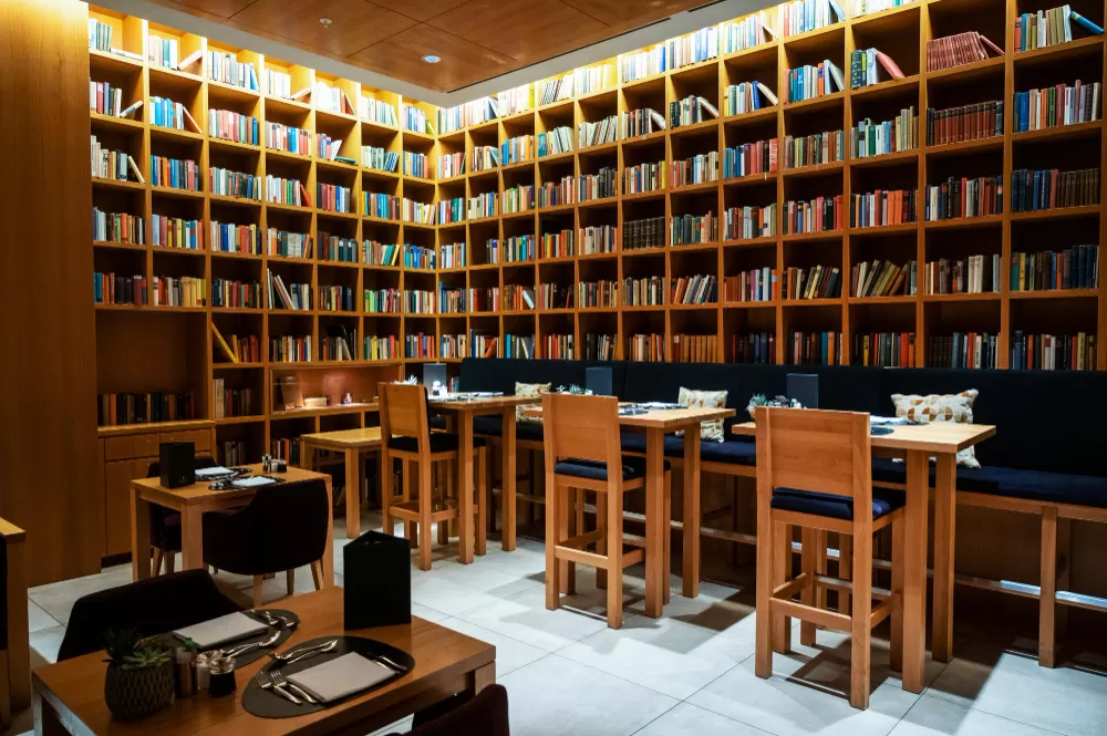 Czy uczelnia posiada własną bibliotekę i jaka jest jej jakość?