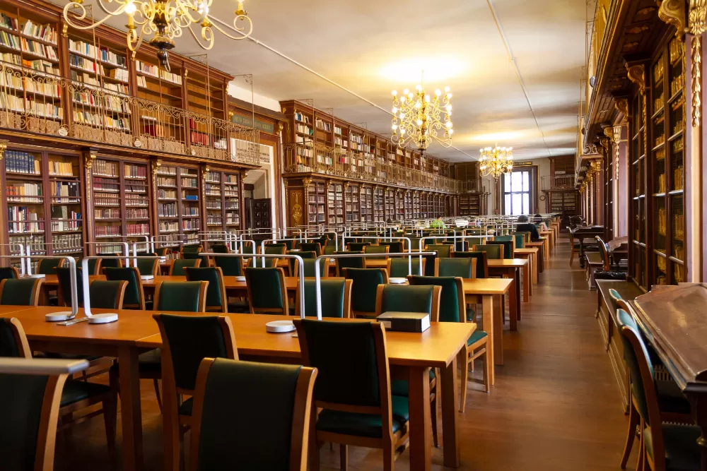 Czy uczelnia posiada własną bibliotekę i jaka jest jej jakość?