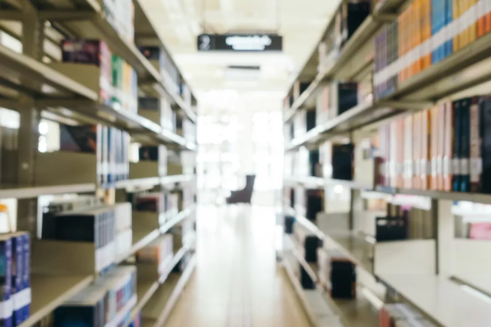 Czy uczelnia posiada własną bibliotekę i jaka jest jej jakość?
