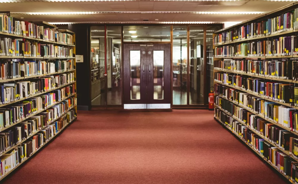 Czy uczelnia posiada własną bibliotekę i jaka jest jej jakość?