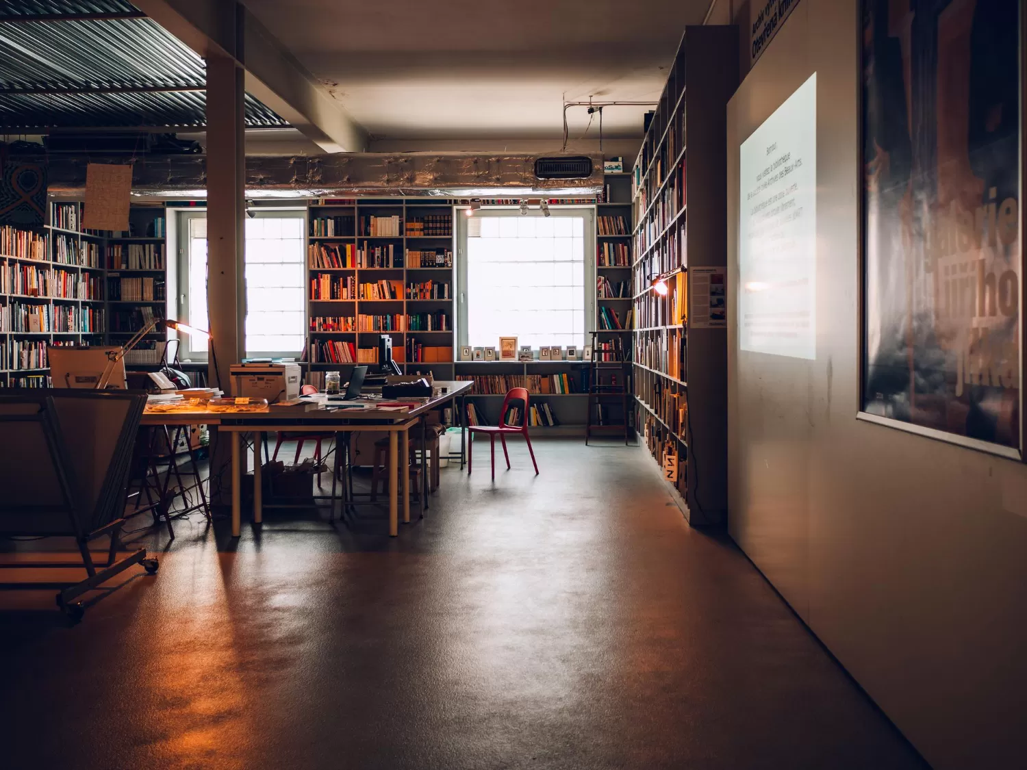 Czy uczelnia posiada własną bibliotekę i jaka jest jej jakość?