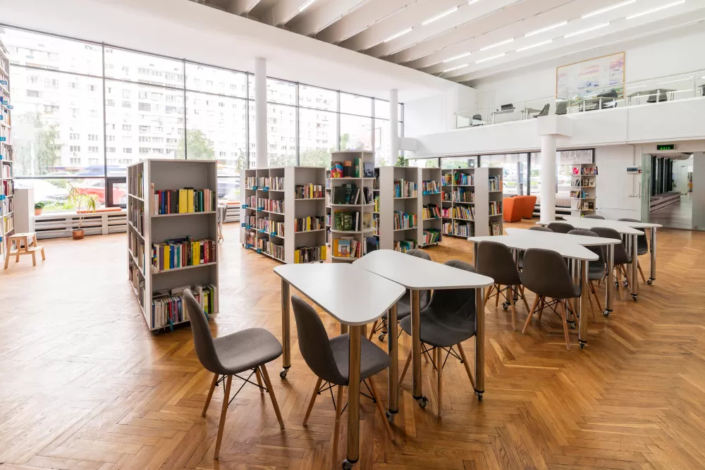 Czy uczelnia posiada własną bibliotekę i jaka jest jej jakość?