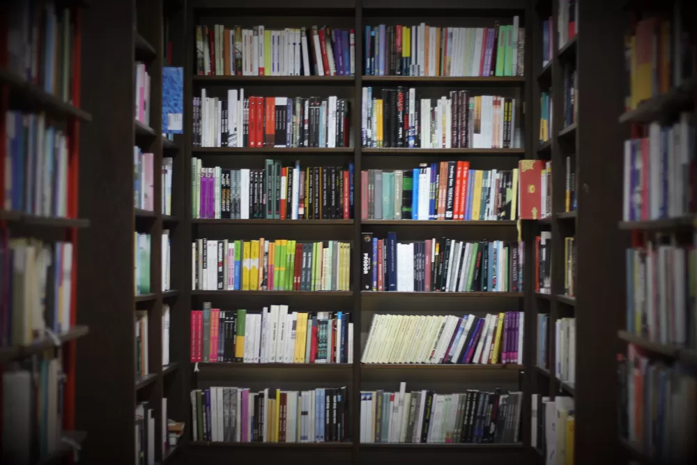 Czy uczelnia posiada własną bibliotekę i jaka jest jej jakość?