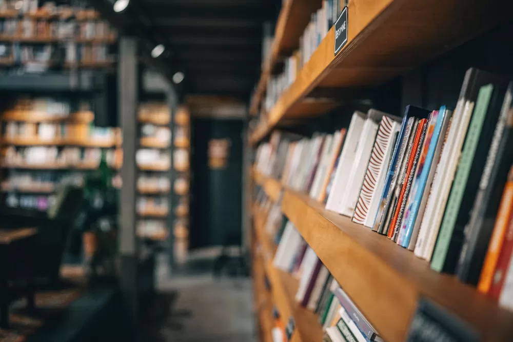 Czy uczelnia posiada własną bibliotekę i jaka jest jej jakość?