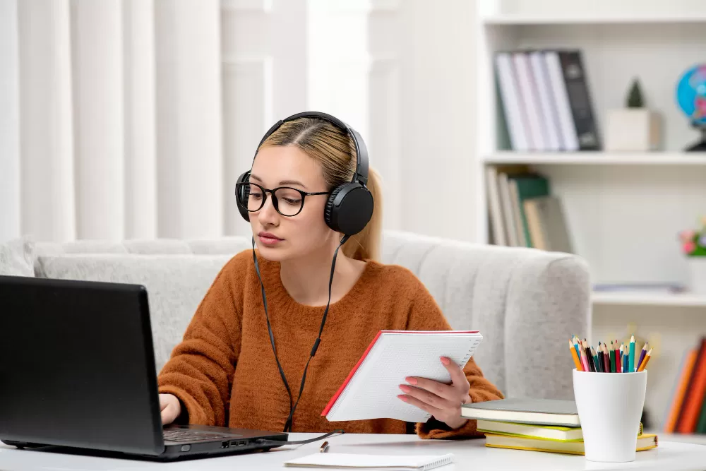 Czy Uniwersytet Łódzki - Wydział Zarządzania oferuje kursy online lub studia zdalne?