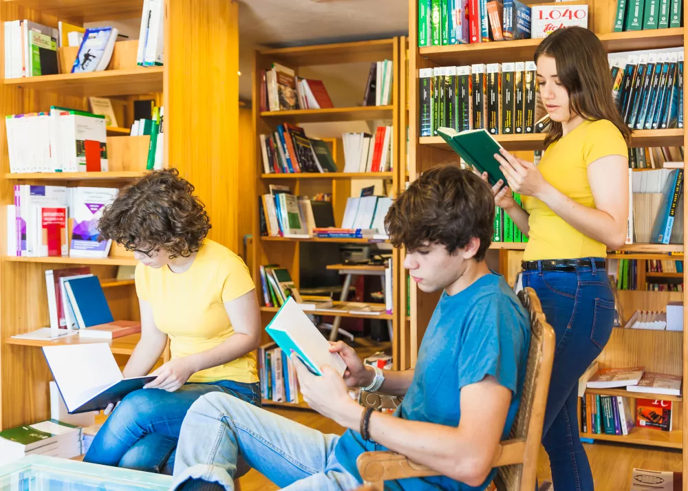 Czy uczelnia posiada własną bibliotekę i jaka jest jej jakość?