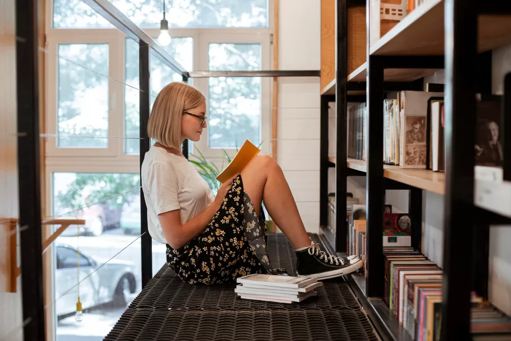 Czy uczelnia posiada własną bibliotekę i jaka jest jej jakość?