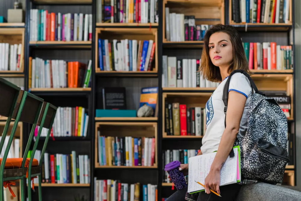 Czy uczelnia posiada własną bibliotekę i jaka jest jej jakość?