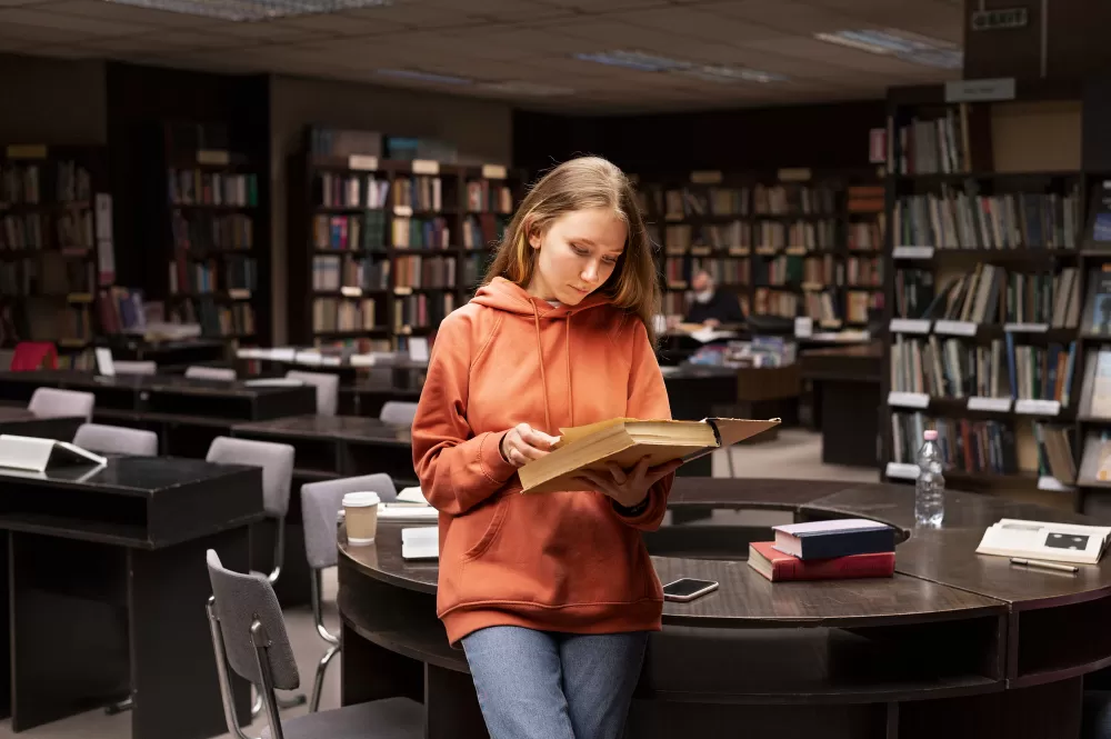 Czy uczelnia posiada własną bibliotekę i jaka jest jej jakość?
