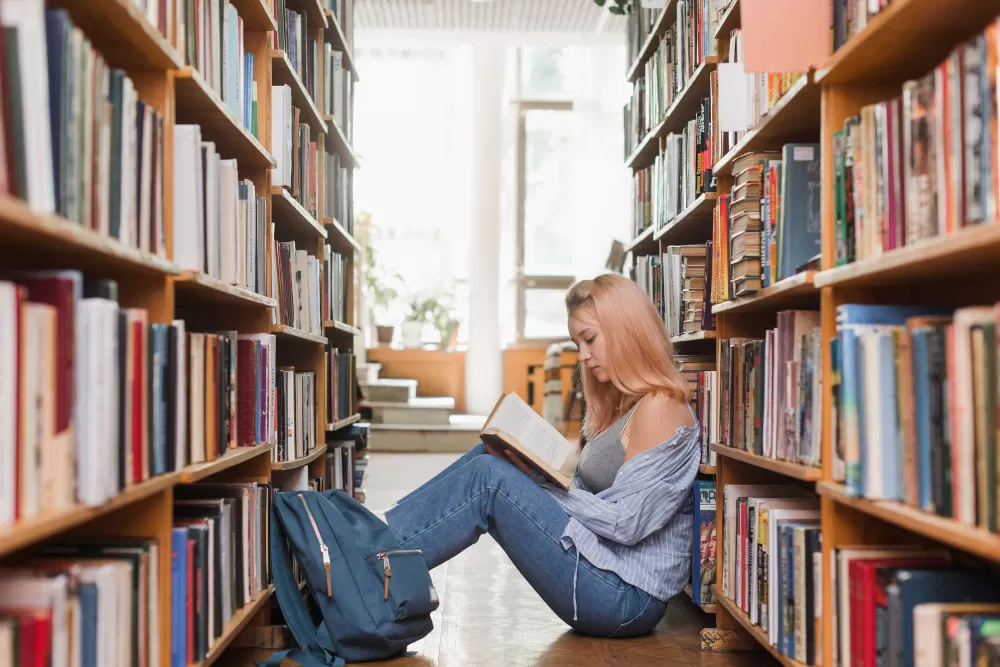 Czy uczelnia posiada własną bibliotekę i jaka jest jej jakość?