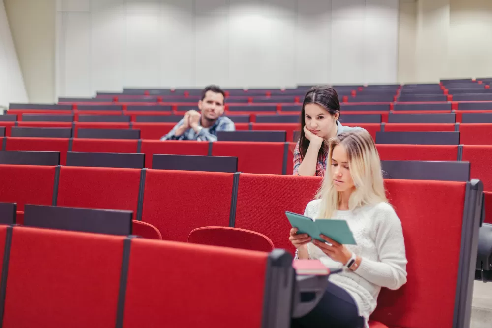 Czy na tej uczelni można pogodzić studia stacjonarne z pracą?