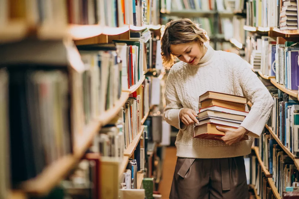 Czy uczelnia posiada własną bibliotekę i jaka jest jej jakość?