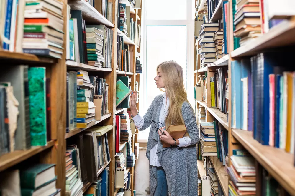 Czy uczelnia posiada własną bibliotekę i jaka jest jej jakość?