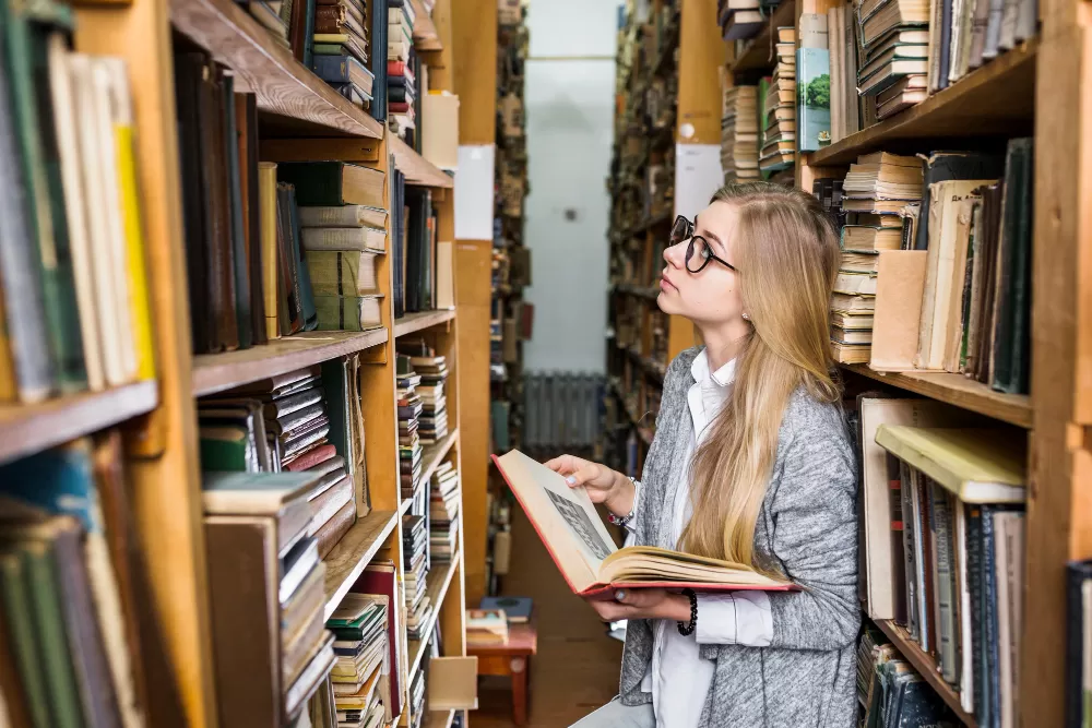 Czy uczelnia posiada własną bibliotekę i jaka jest jej jakość?