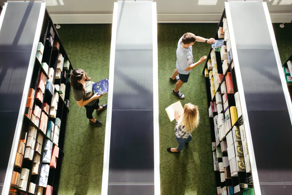 Czy uczelnia posiada własną bibliotekę i jaka jest jej jakość?
