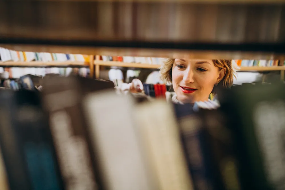 Czy uczelnia posiada własną bibliotekę i jaka jest jej jakość?
