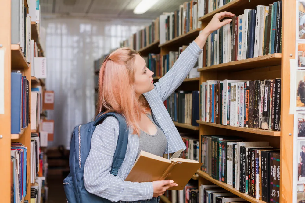 Czy uczelnia posiada własną bibliotekę i jaka jest jej jakość?