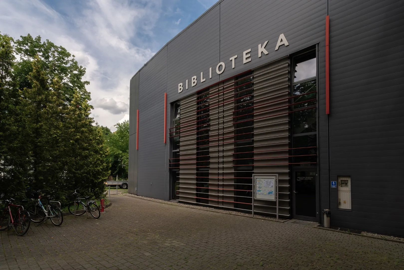 Czy uczelnia posiada własną bibliotekę i jaka jest jej jakość?